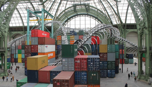 Cosa hanno in comune un serpente gigante, dei container e Napoleone? Sono parte dell’opera di Huang Yong Ping che trasforma il Grand Palais in un porto commerciale per Monumenta Cosa hanno in comune un serpente gigante, dei container e Napoleone? Sono parte dell’opera di Huang Yong Ping che trasforma il Grand Palais in un porto commerciale per Monumenta